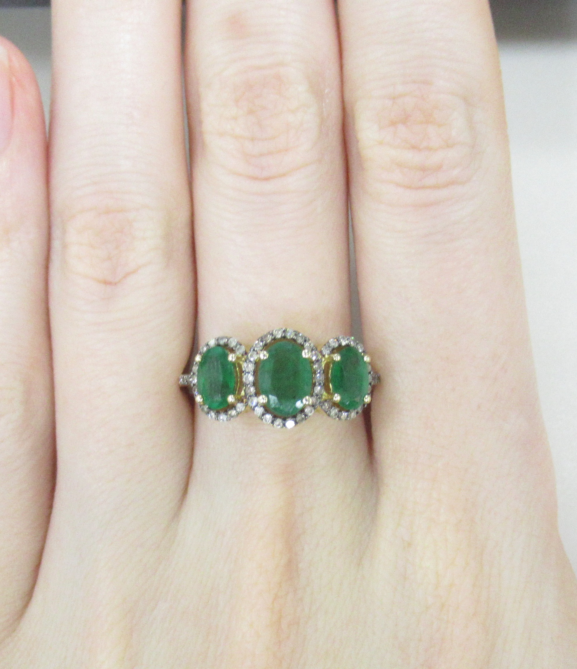 Серебряное кольцо 925 пробы; вставки 1 Агат зеленый; 12 Фианит бесцв.;